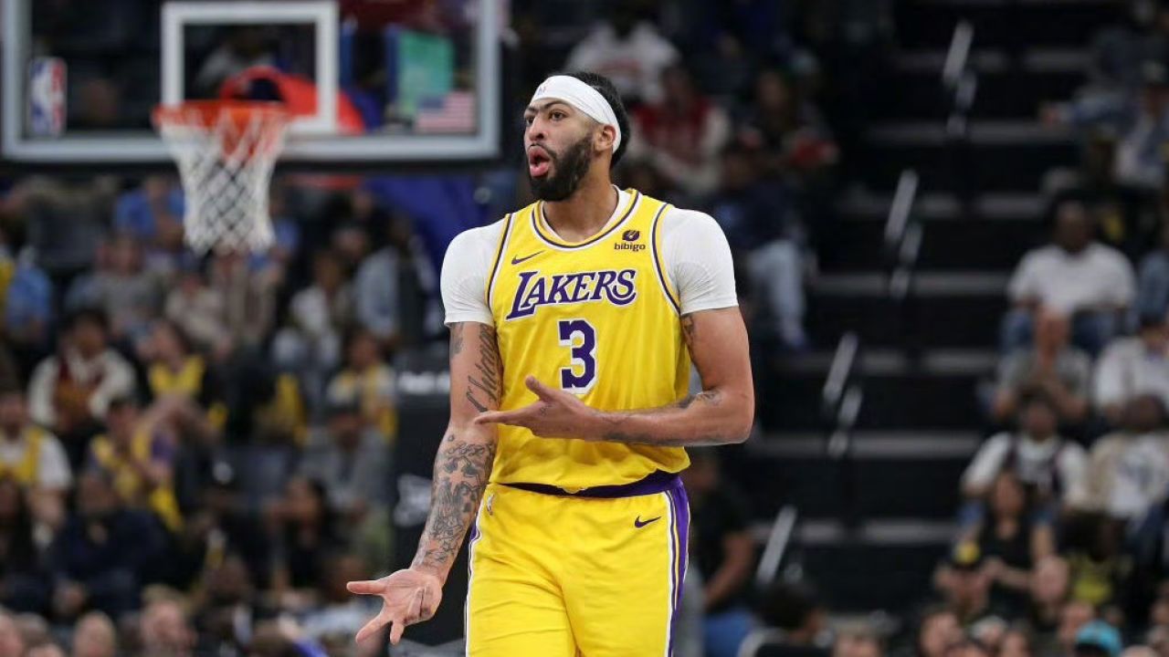 浓眉复出爆砍36 14:回马枪单臂劈扣技惊四座 与莫兰特大笑庆祝