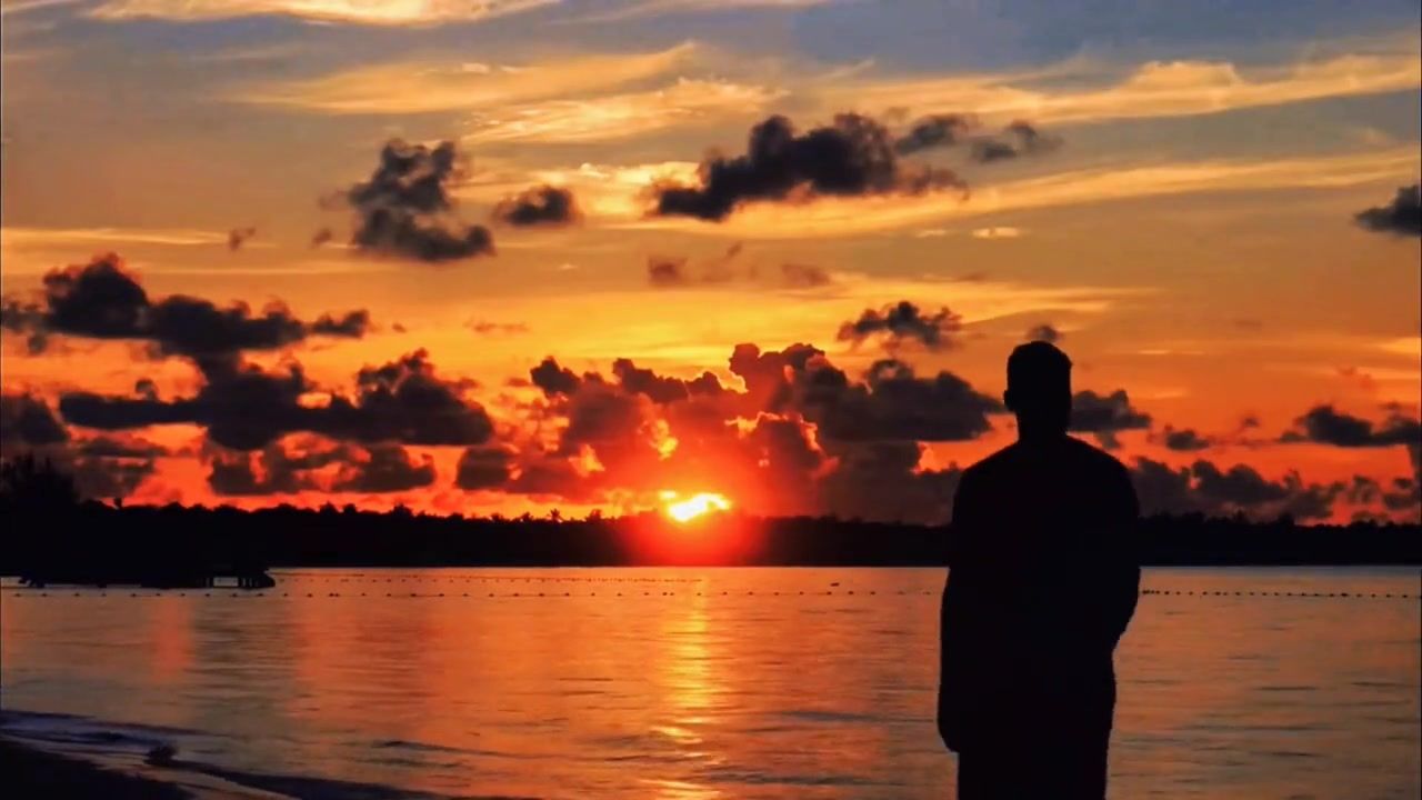 夕阳大海男生背影#素材 #精彩片段 #海边日落晚霞 #治愈系风景 #夕阳