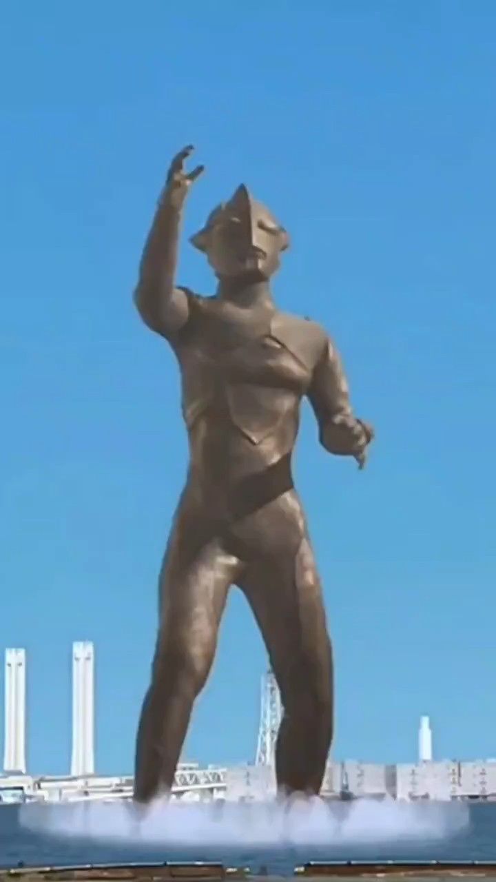 奥特曼为了保护大家变成石像了