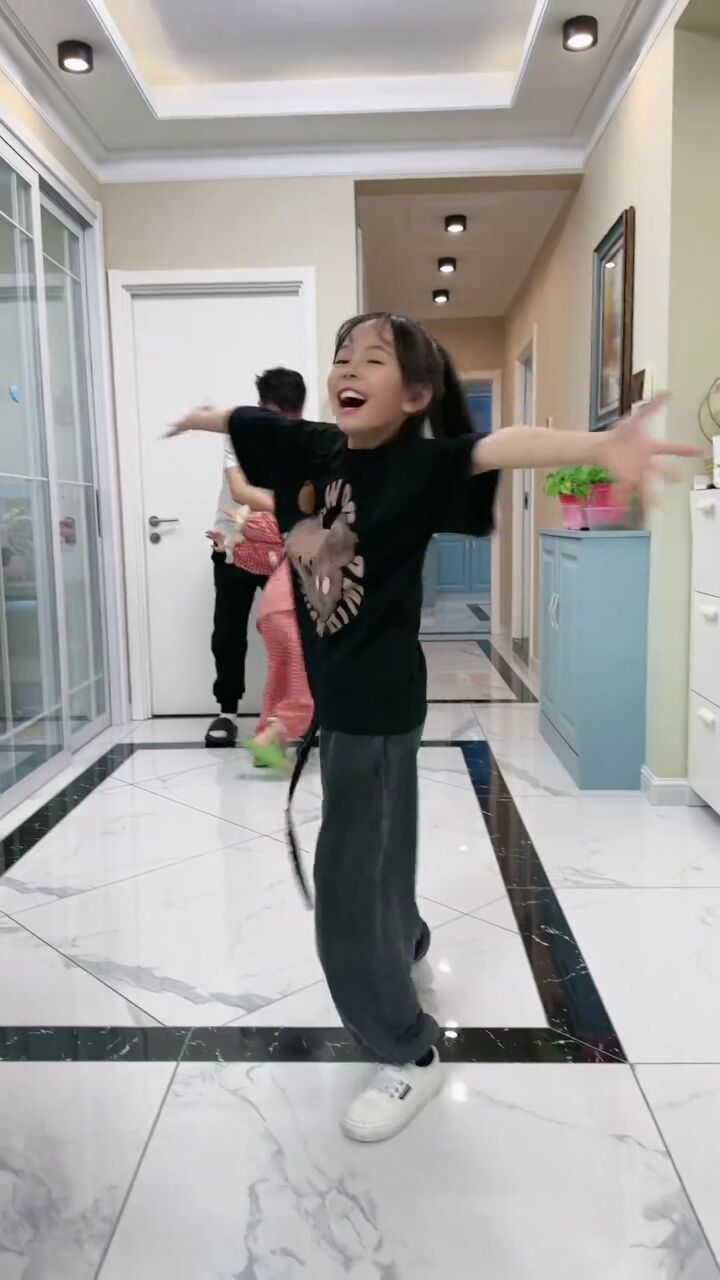 王弋萱: 科目六来咯～这快乐的小舞蹈,妹妹根本拦不住!