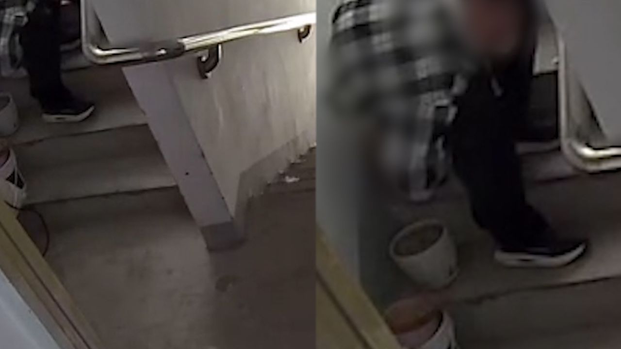 楼道无人男子脱裤子拉屎,淡定直视监控太辣眼,细看位置业主崩溃