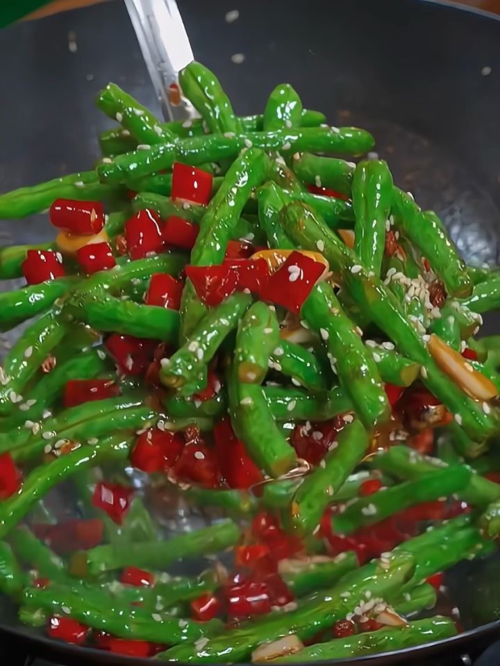 自己在家做的干煸四季豆一点也不输饭店的,香辣入味,做法简单又香又下