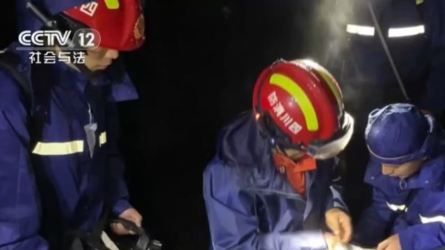 绷紧户外活动“安全弦”,四川甘孜男子爬山受伤被困,消防员冒雨进山搜救