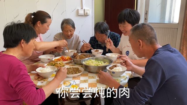 倔媳妇炖十斤排骨改善,叫上姥姥姑姑一起热闹,平淡生活乐在其中