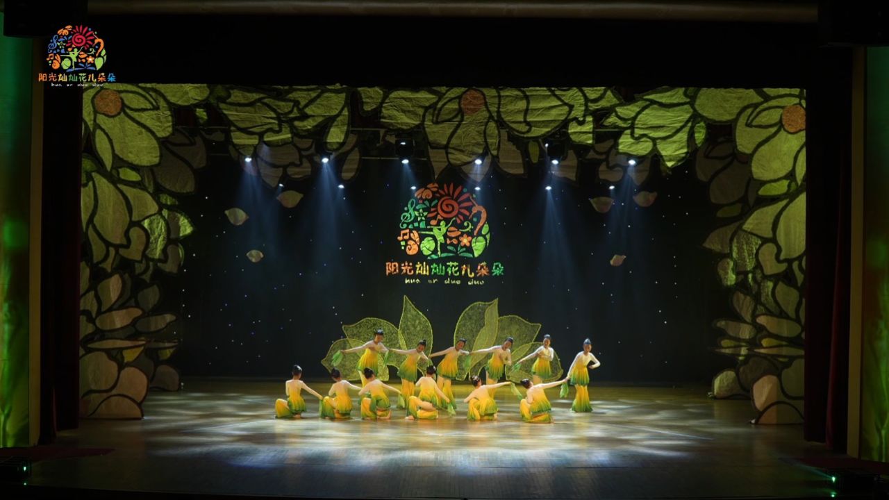少儿群舞《稻香》这支舞蹈以流畅的动作和优美的舞姿为特点,既富有