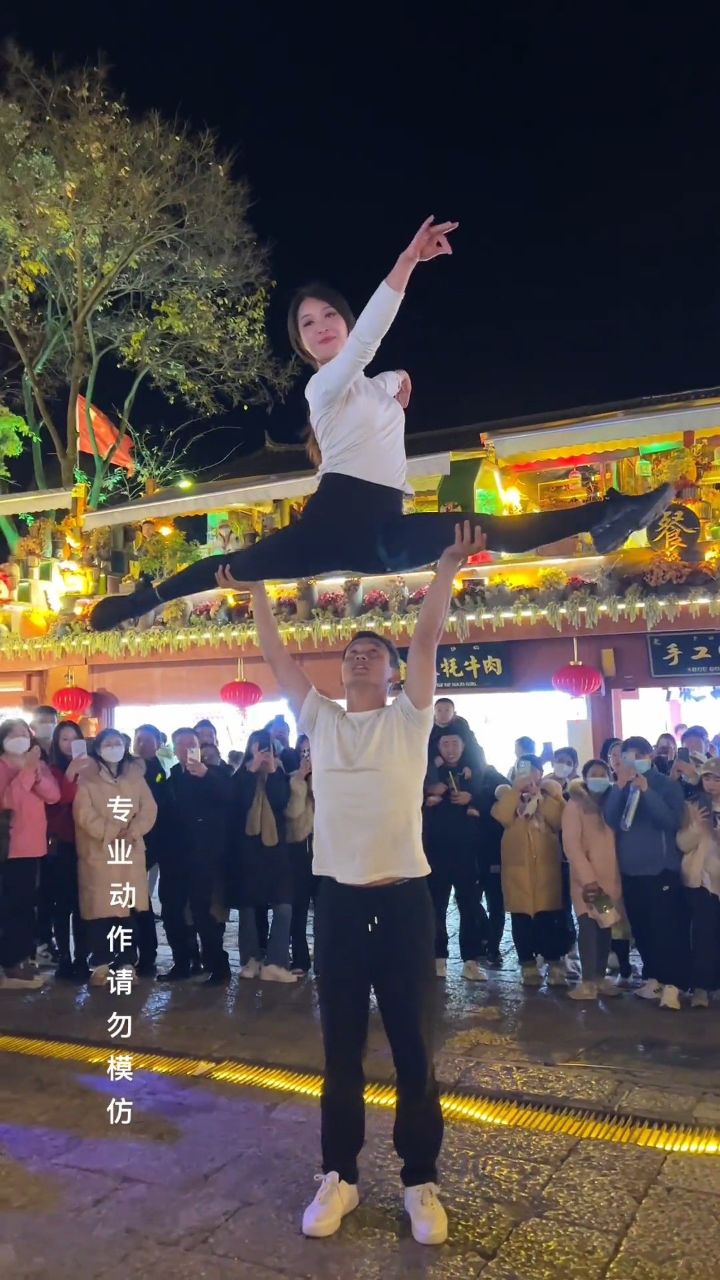 艺术来源于生活,为有缘人舞上一段,祝你们开心快乐幸福每一天.