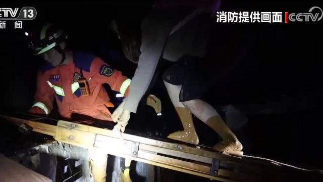 云南开远:暴雨致泥沙涌入5人被困,消防展开营救