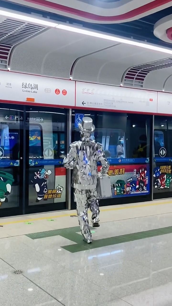 滑脚怪#街头行为艺术穿成这样去坐地铁,回头率是真的高