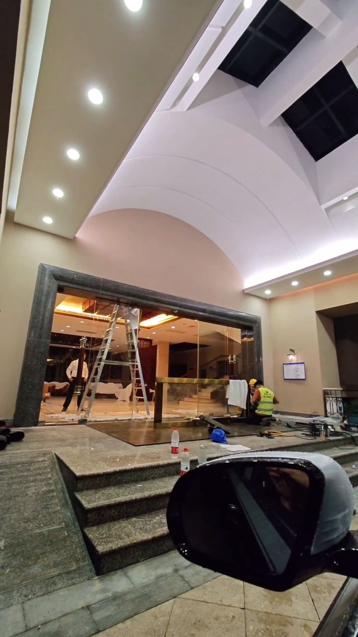 史丹利自动门安装完毕,接下来安装14套盖泽地弹簧玻璃门#自动感应门