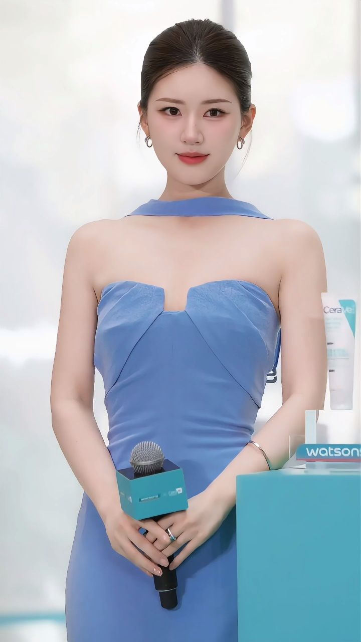 赵露思冰蓝抹胸长裙,优雅大方,美出新高度