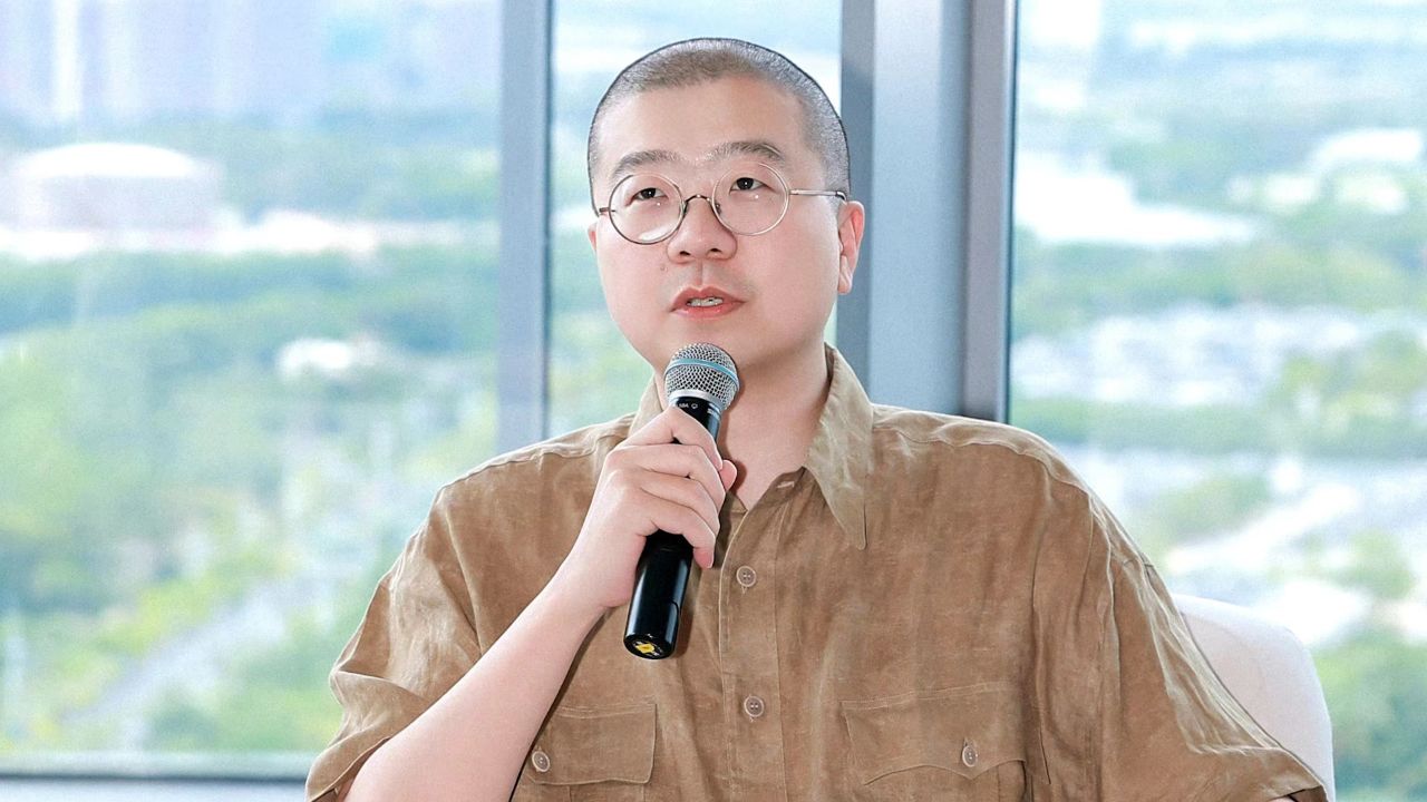 李诞新恋情疑似曝光,女方公开两人亲昵合照,颜值比黑尾酱还要高