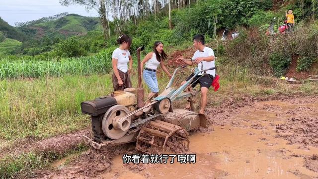 农村美女开犁田机翻田,叫路过的小伙帮忙,说今晚可以来她家吃饭