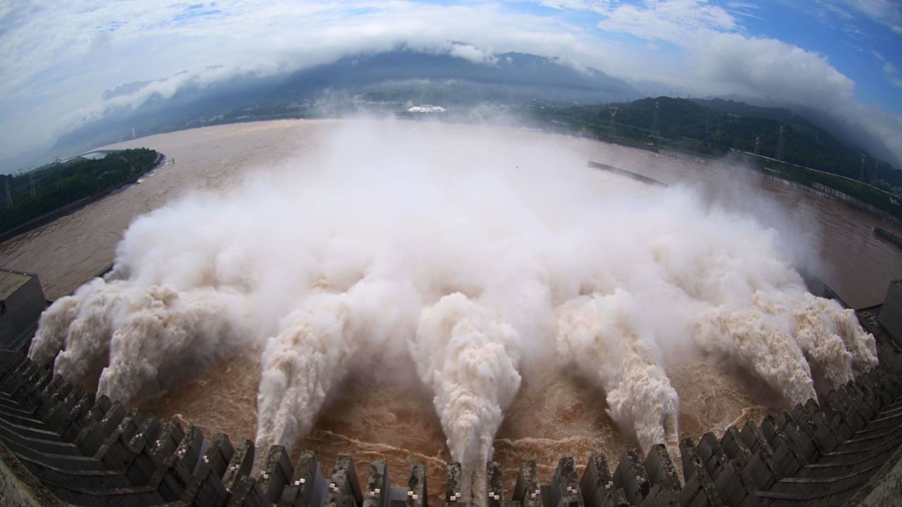 三峡枢纽九孔泄洪迎战2号洪水