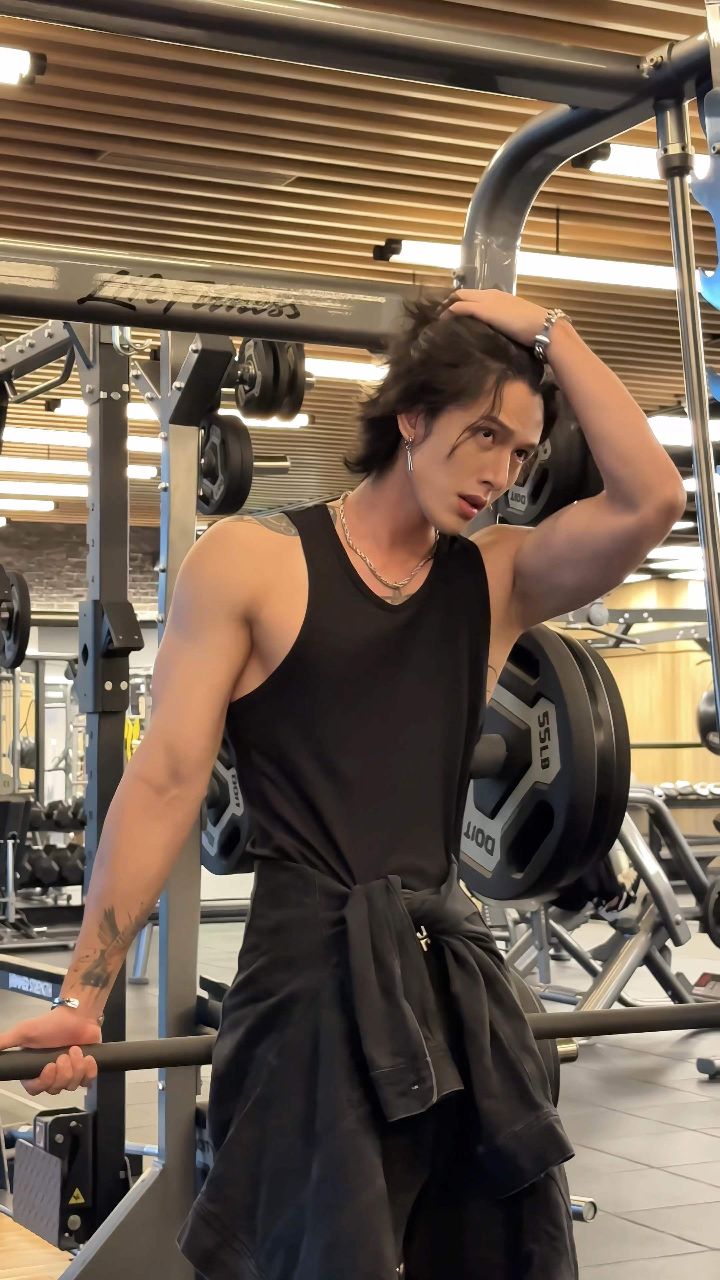 健身帅哥张恩与八块腹肌男神