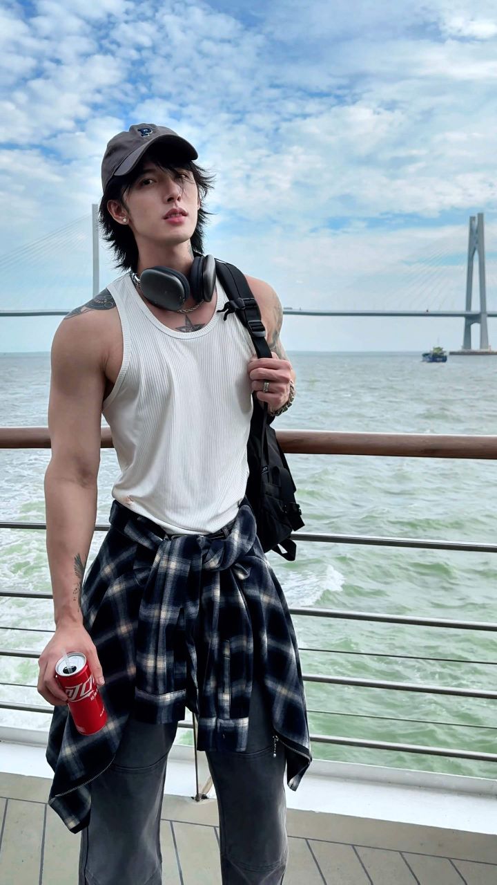 时尚长发帅哥张恩与游轮