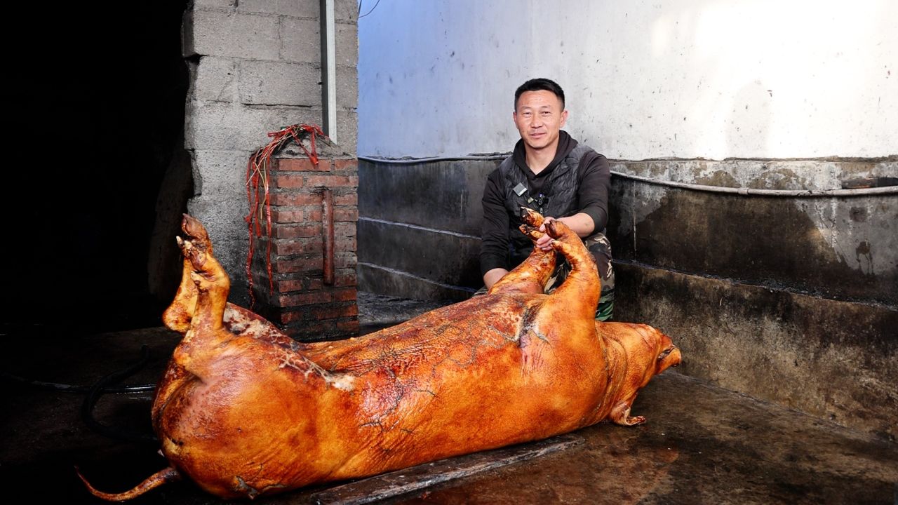 大理大哥做草烧猪,一头猪20斤稻草,800度高温烧一个小时_高清1080P在线观看平台_腾讯视频