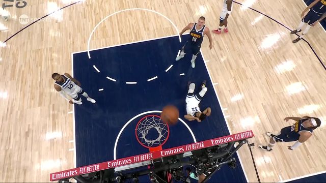 打的足够强硬！约基奇强突篮下顶倒唐斯巧妙打进2+1