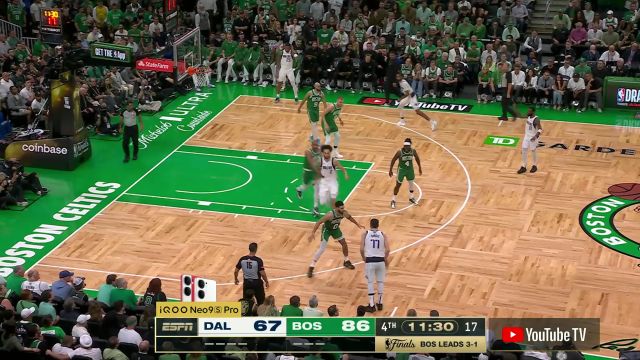 篮下防守密不透风 怀特波神连续送出大帽守护禁区