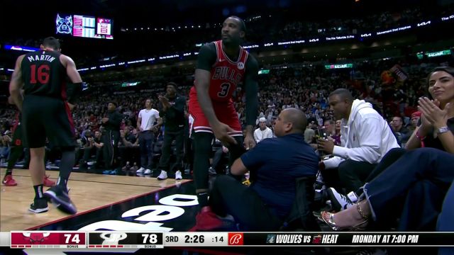 我就是试试球鞋弹性！巴特勒表演原地起跳大风车卡筐
