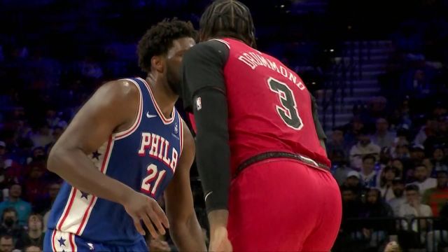 达成三节三双 恩比德不看人妙传助飞哈里斯双手暴扣