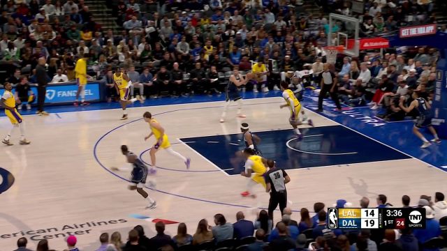 球到人到！东契奇传球纵贯全场 小哈达威笑纳大礼起飞扣篮