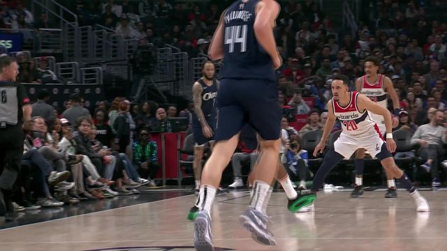 这是不是熟悉的登哥？哈登撤步三分出手一发入魂