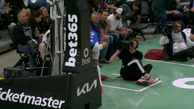 不言而喻的痛楚！瓦塞尔突破顶到加福德小腹 后者直接返回更衣室