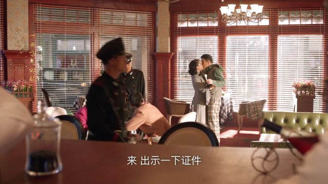 许小姐为躲避检查,咖啡厅上演热吻