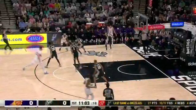 延续火热手感 布克手起刀落先拿到三分