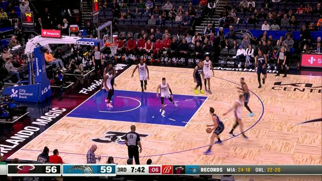 展示柔和手感！弗朗茨-瓦格纳三分线外点飞约维奇自信出手精准命中