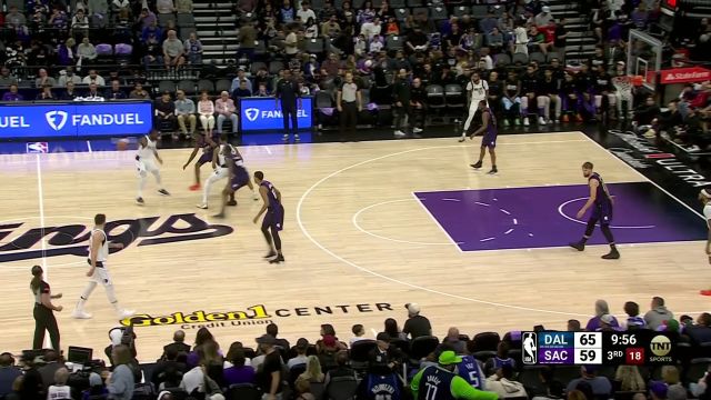 一个人开启扣篮表演！欧文灵动突破杀进篮下扣篮得手