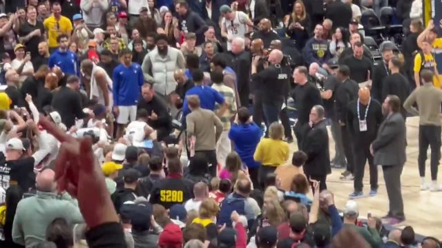 现场角度！恩比德来到场边，面对掘金球迷嘘声微笑回应