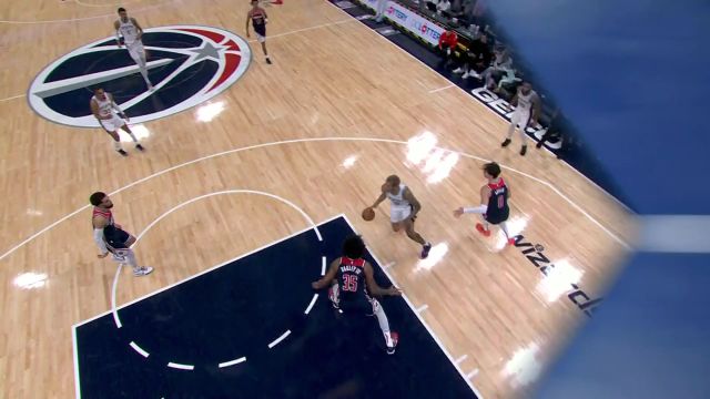 空中动作激起舒展 文班欲隔扣反被吹进攻犯规