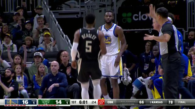 行进间找到防守漏洞 利拉德妙传空位比斯利三分手起刀落