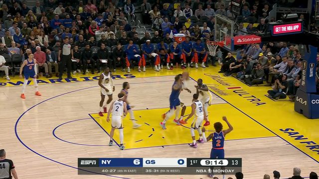 一次打不进还能有二次进攻机会 布伦森出手偏出哈尔滕施泰因补篮得手