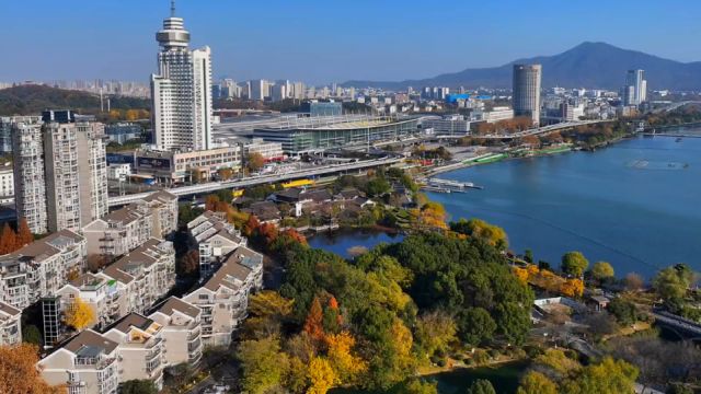 南京站迎面就是玄武湖 枕湖而歇 静眺远岑