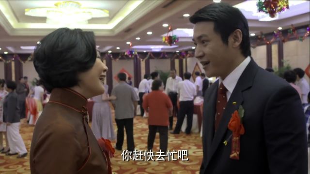 银婚:穷小子娶高干子女,婚礼时不让父母坐主桌,父母含泪离开