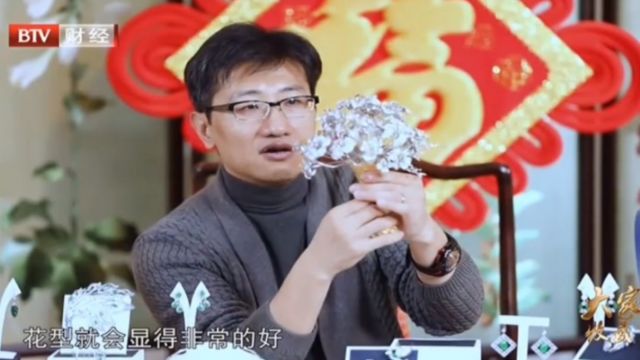 珠宝专家给我们推荐宝贝,各式各样的珠宝首饰让人看的目不衔接