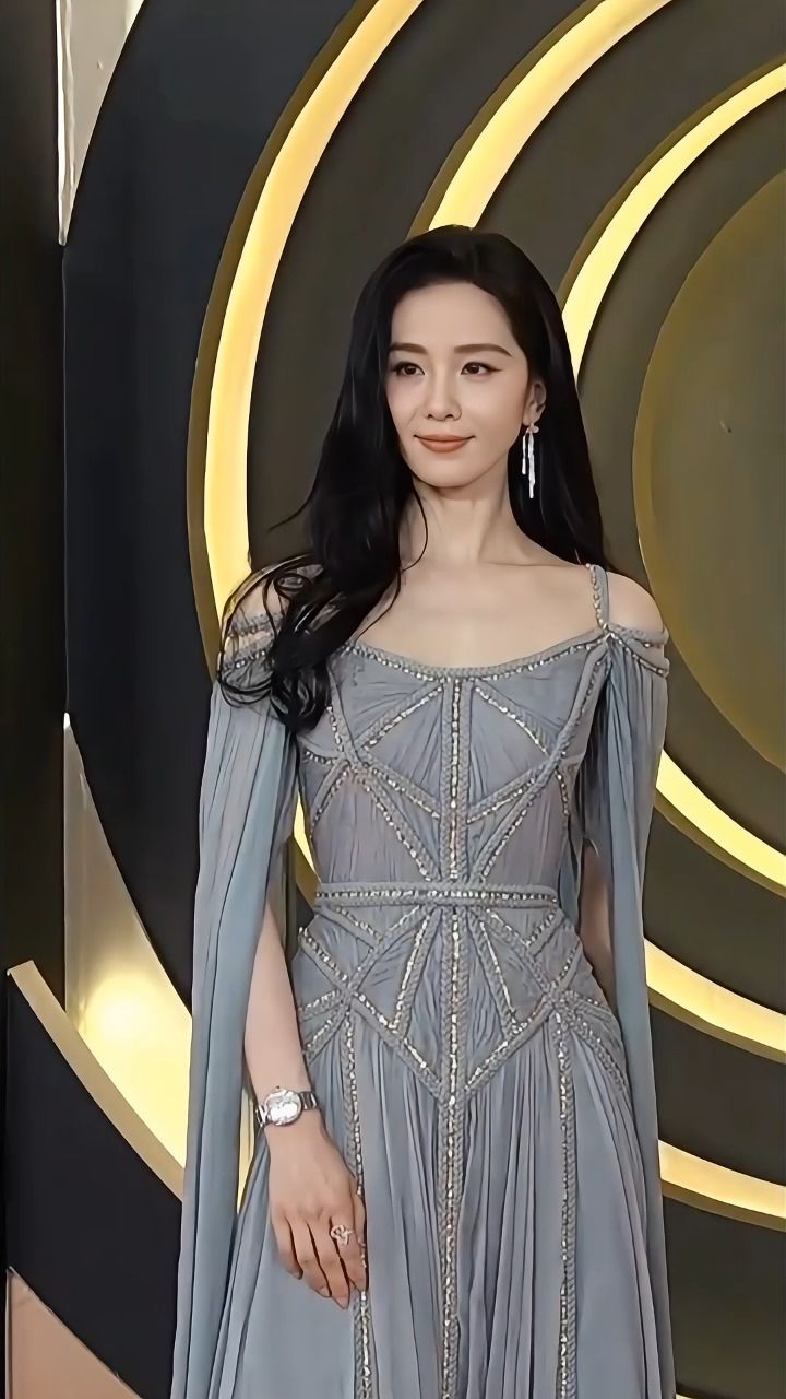 刘诗诗雾霾蓝薄纱裙,散发出独特气质,美得不可方物