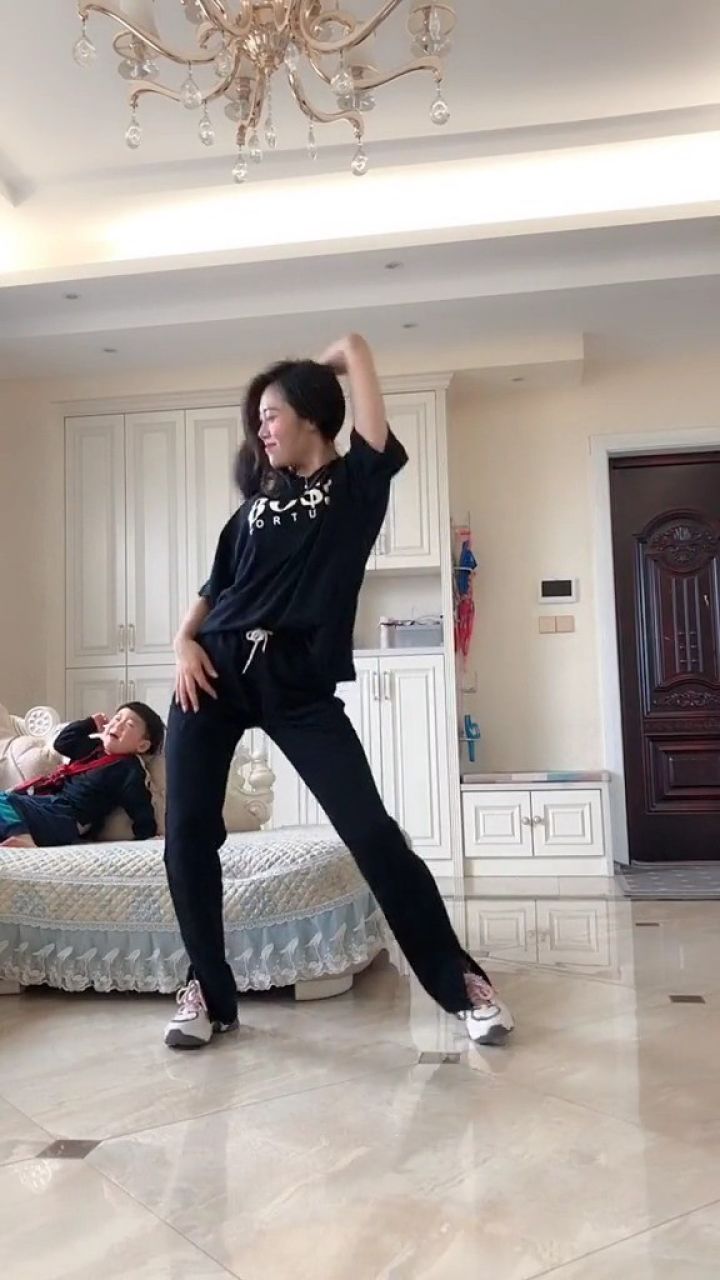 子说妈妈又跳舞了,还挡着他看电视了,哈哈哈,最近很火的辛巴巴