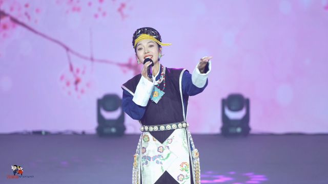 康巴卫视2024跨年歌会,次旦卓吗演唱《请到贡布来》