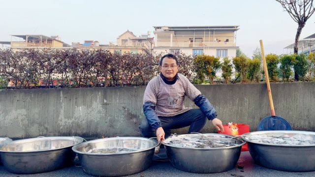 年后第一次摆摊卖鱼,凌晨6点就出发,看挣了多少钱