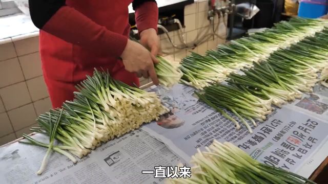 充当配菜的香葱,老板把其做成葱饼,让香葱的身价瞬间翻倍#美食