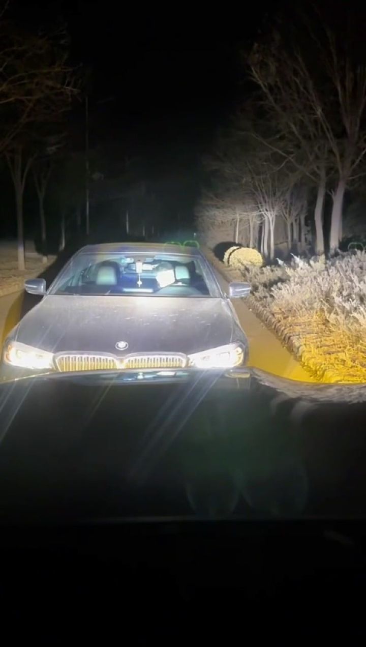 乱用远光灯还去挡住别人的路,最后司机终于怂了