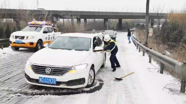 2月20日极端低温冻雨天气,辖区互通桥面打滑,许平南高速路产队员志愿服务过往司乘安全通行