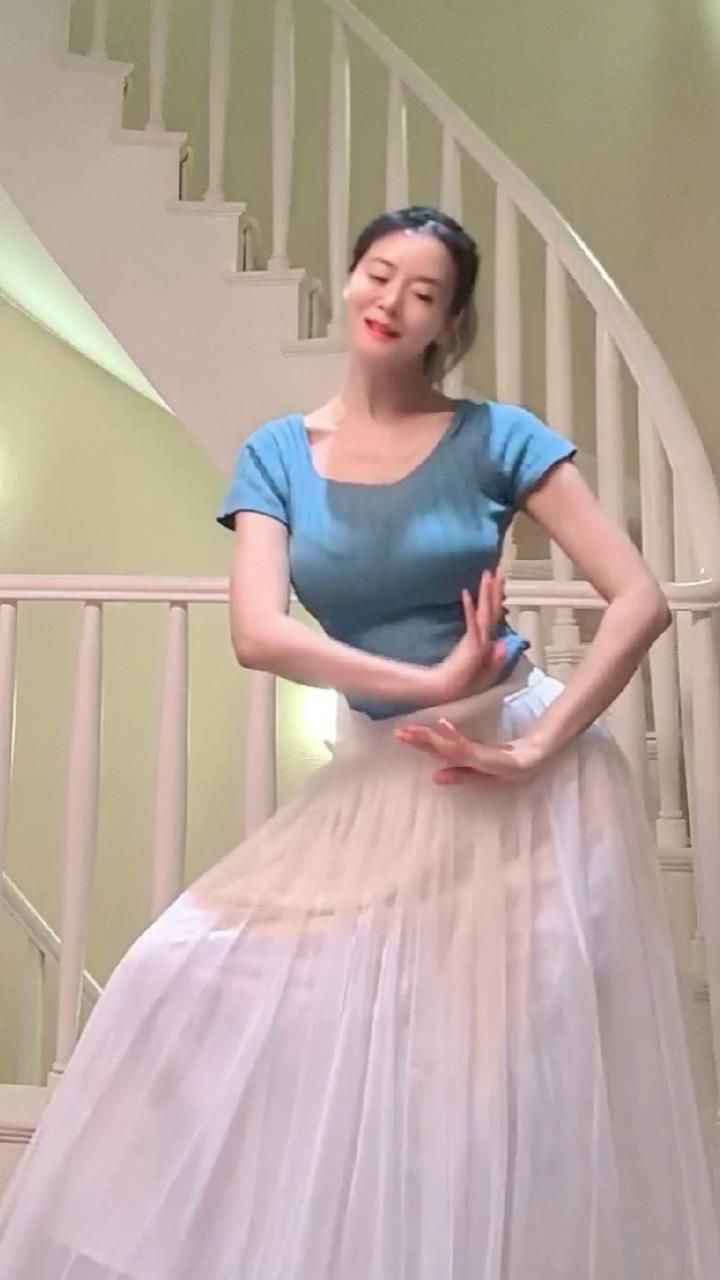 李鑫雨1126: #李鑫雨 #极品身材#蹦蹦跳跳没烦恼