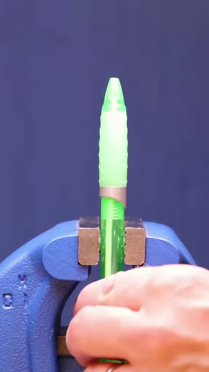 圆珠笔芯的滚珠弄下后居然会爆出墨水