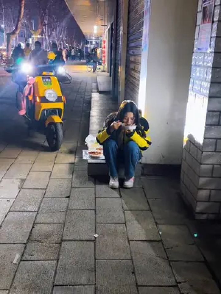 含泪加餐…… #外卖小哥 #外卖 #美团外卖 #vlog日常 #外卖小姐姐