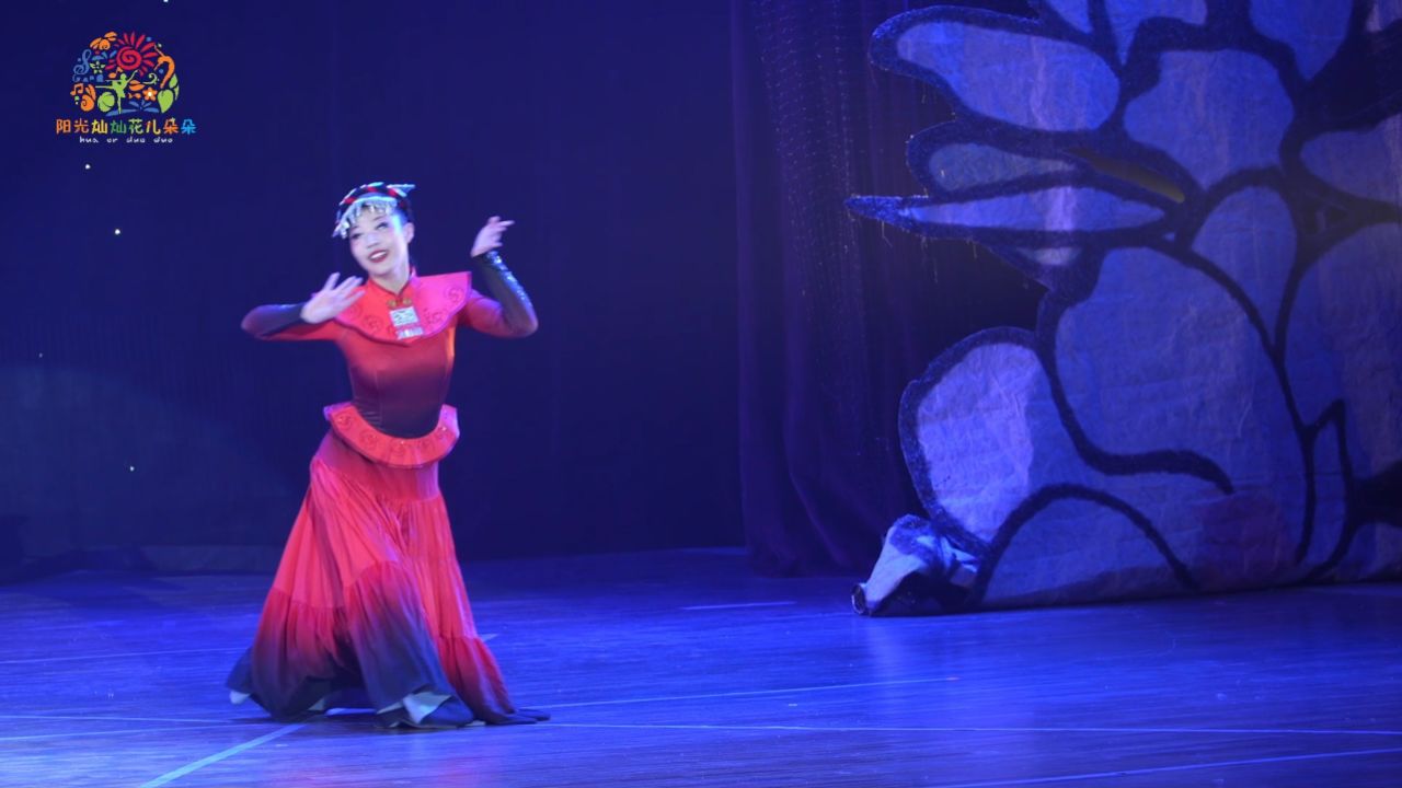 少儿独舞《阿依阿芝》舞蹈是彝族舞蹈中的一种,它源自于彝族的生活