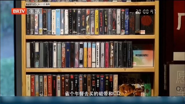 音像店虽然不大但品类齐全,收集了天南海北的唱片,太厉害了